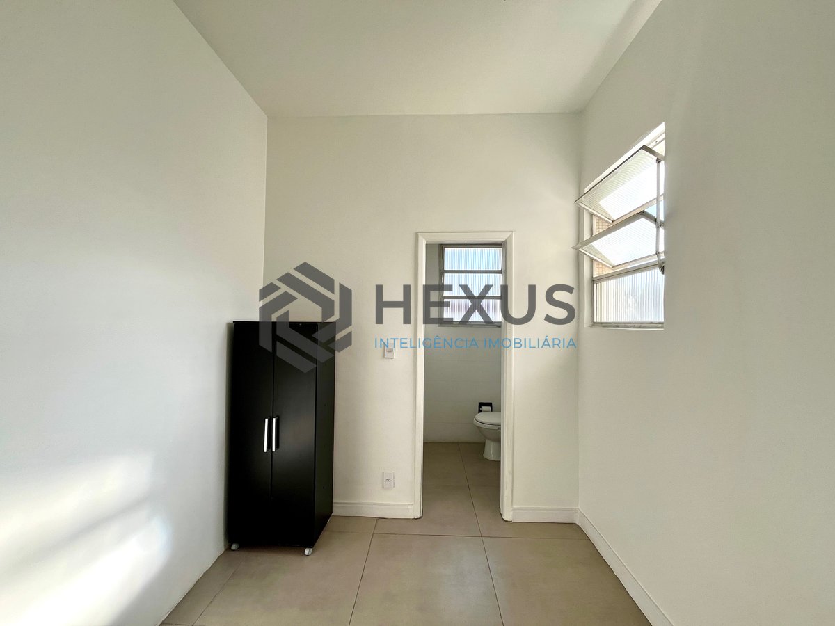 Foto 16 de Apartamento reformado com varanda vista mar na beira mar da praia nas Pitangueiras, Guarujá