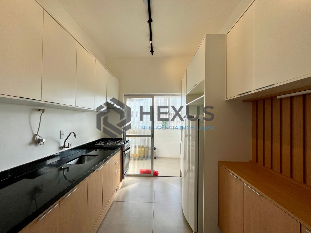Foto 19 de Apartamento reformado com varanda vista mar na beira mar da praia nas Pitangueiras, Guarujá