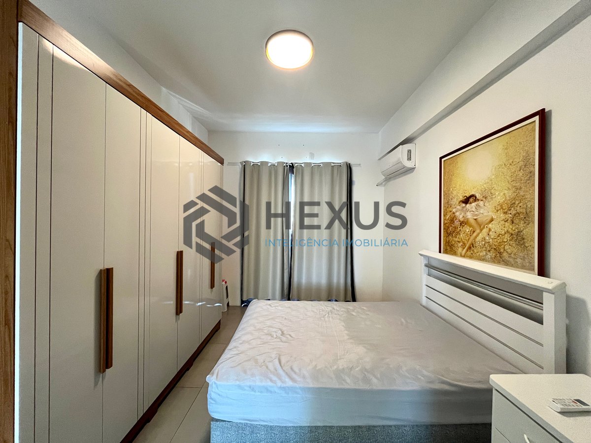 Foto 6 de Apartamento reformado com varanda vista mar na beira mar da praia nas Pitangueiras, Guarujá