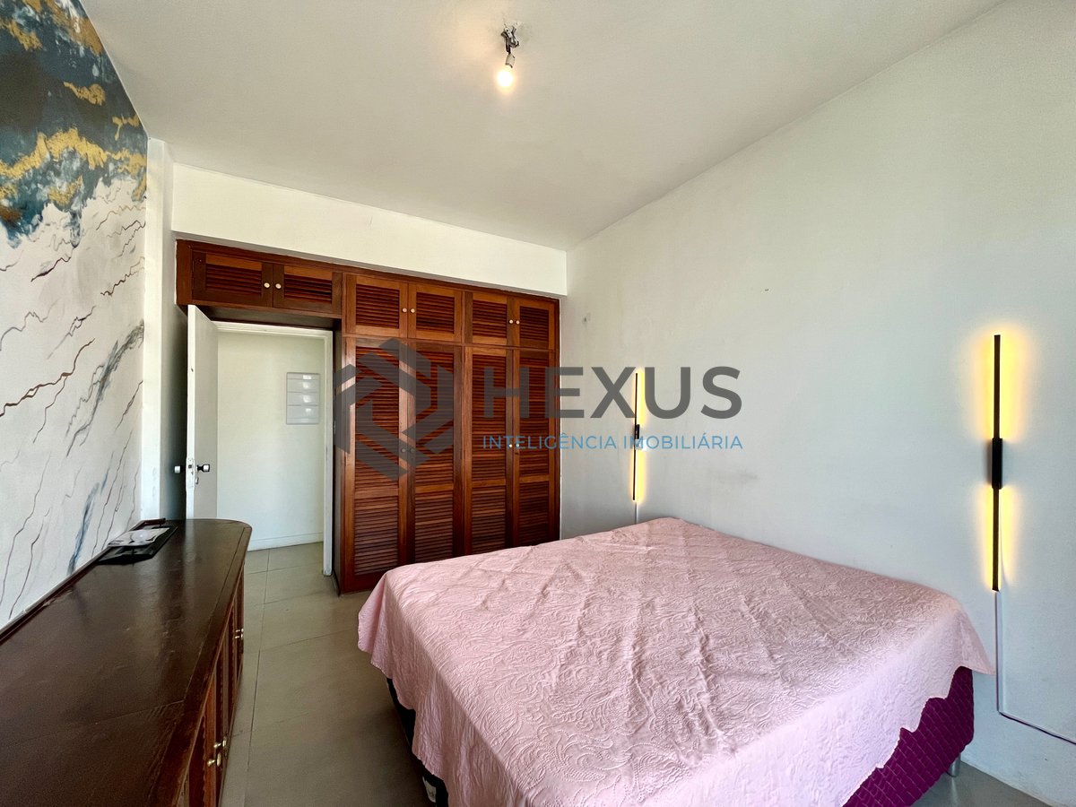 Foto 10 de Apartamento reformado com varanda vista mar na beira mar da praia nas Pitangueiras, Guarujá