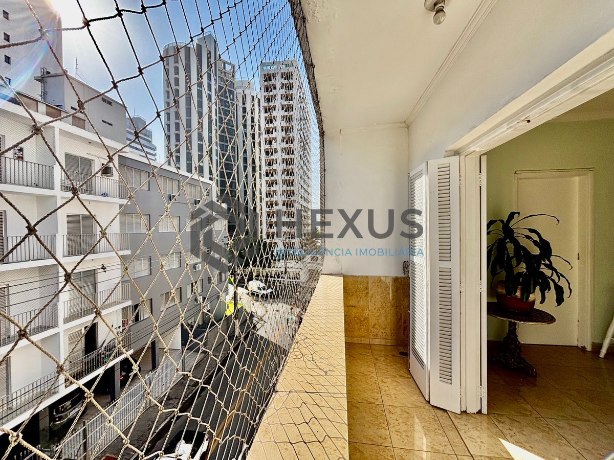 Foto 2 de Apartamento reformado com varanda vista mar a 1 quadra da praia no Jardim Astúrias, Guarujá