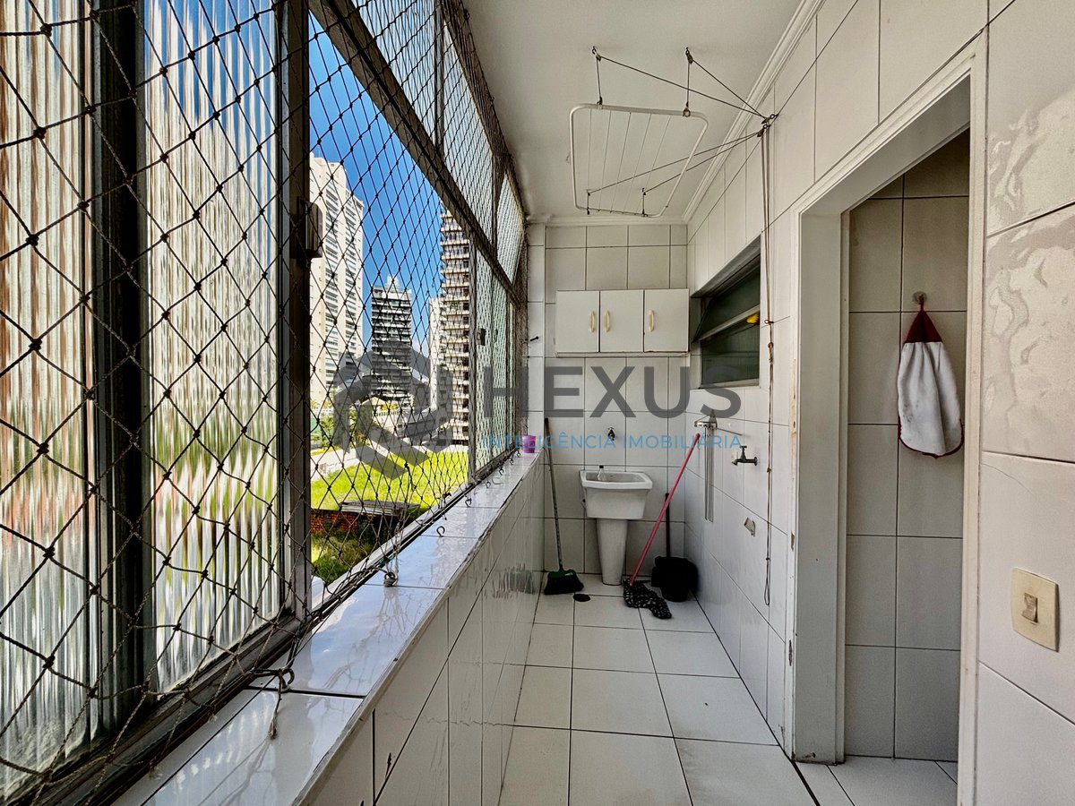 Foto 20 de Apartamento reformado com varanda vista mar a 1 quadra da praia no Jardim Astúrias, Guarujá