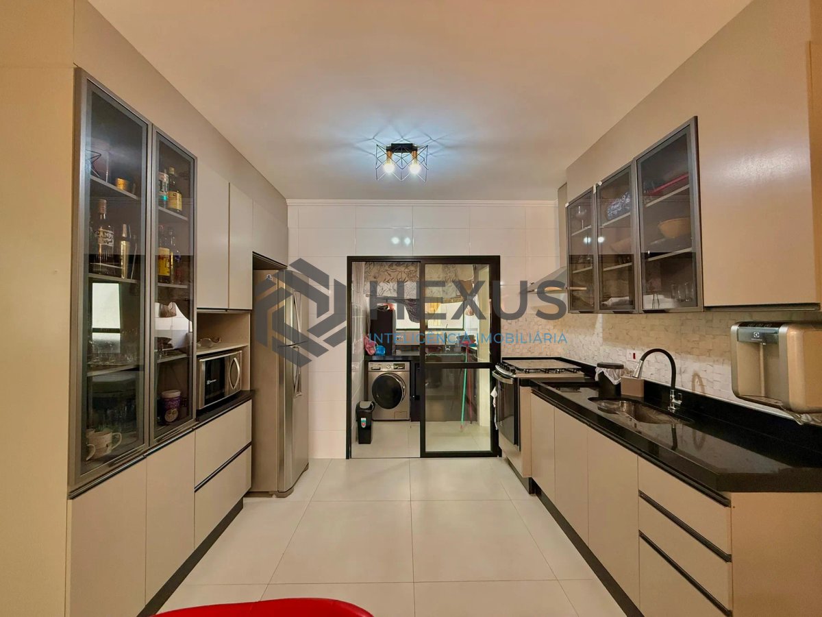 Foto 13 de Apartamento reformado com varanda e lazer a 100m da praia nas Pitangueiras, Guarujá