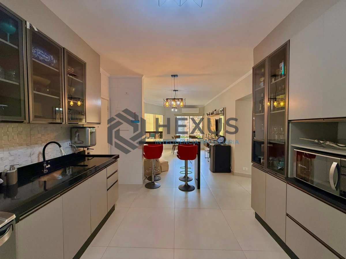 Foto 14 de Apartamento reformado com varanda e lazer a 100m da praia nas Pitangueiras, Guarujá