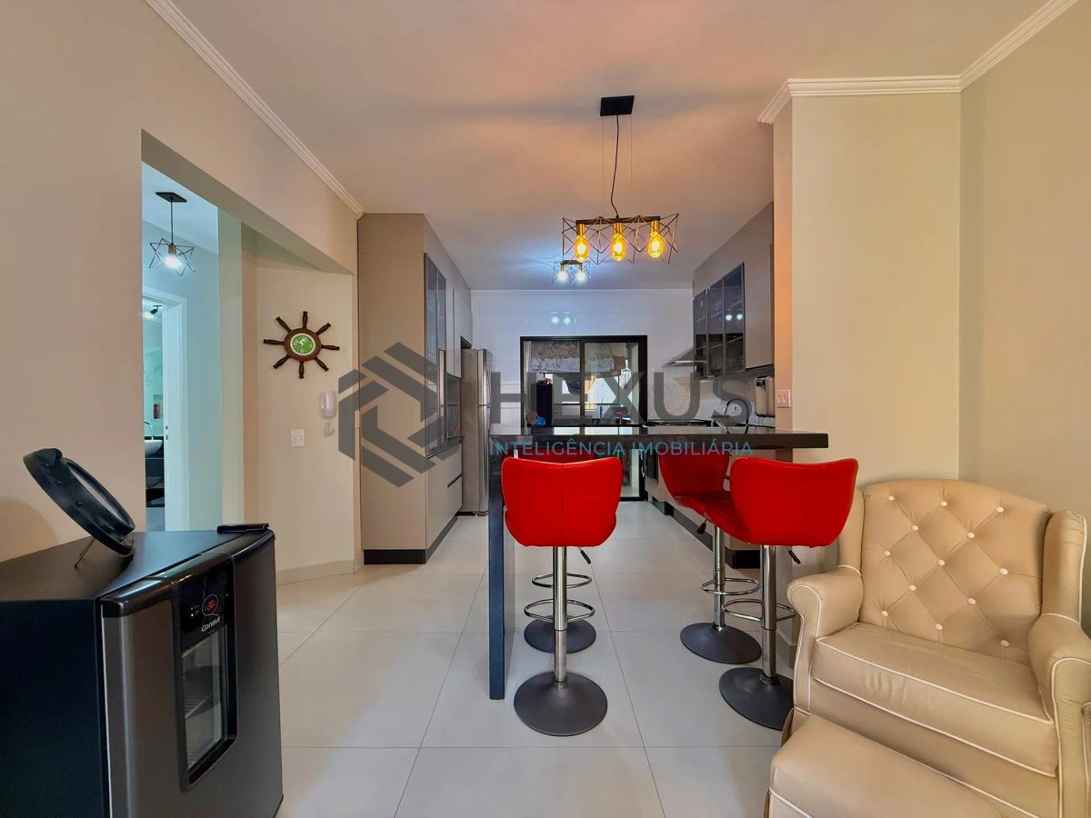 Foto 8 de Apartamento reformado com varanda e lazer a 100m da praia nas Pitangueiras, Guarujá