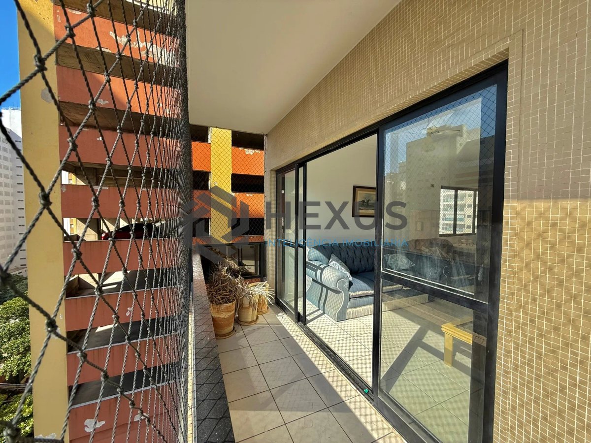 Foto 2 de Apartamento com varanda e lazer a 100m da praia nas Pitangueiras, Guarujá