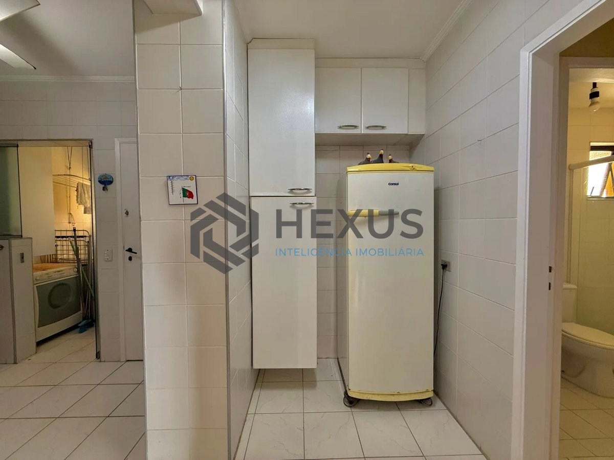 Foto 18 de Apartamento com varanda e lazer a 100m da praia nas Pitangueiras, Guarujá