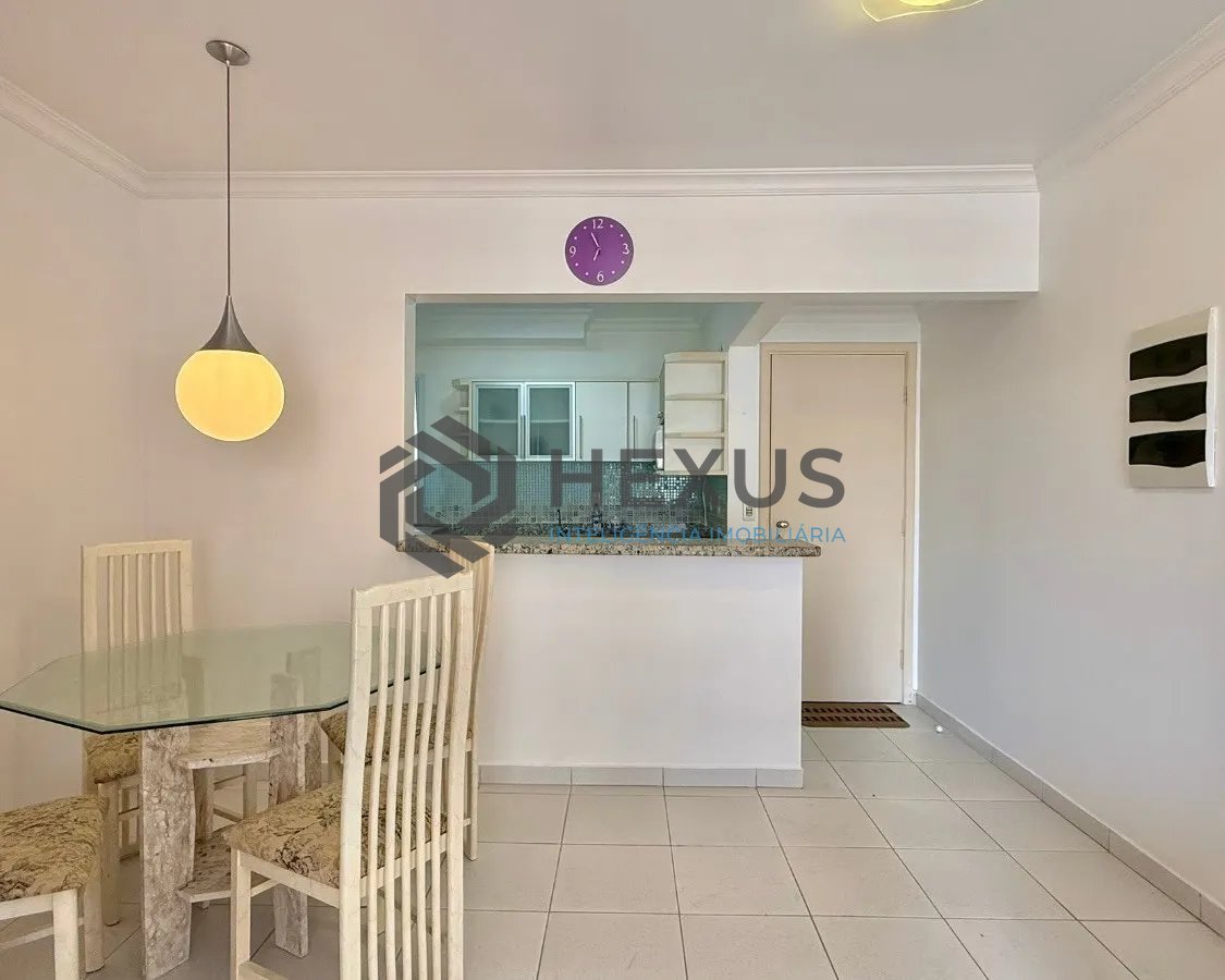 Foto 6 de Apartamento com varanda e lazer a 50m da praia nas Pitangueiras, Guarujá