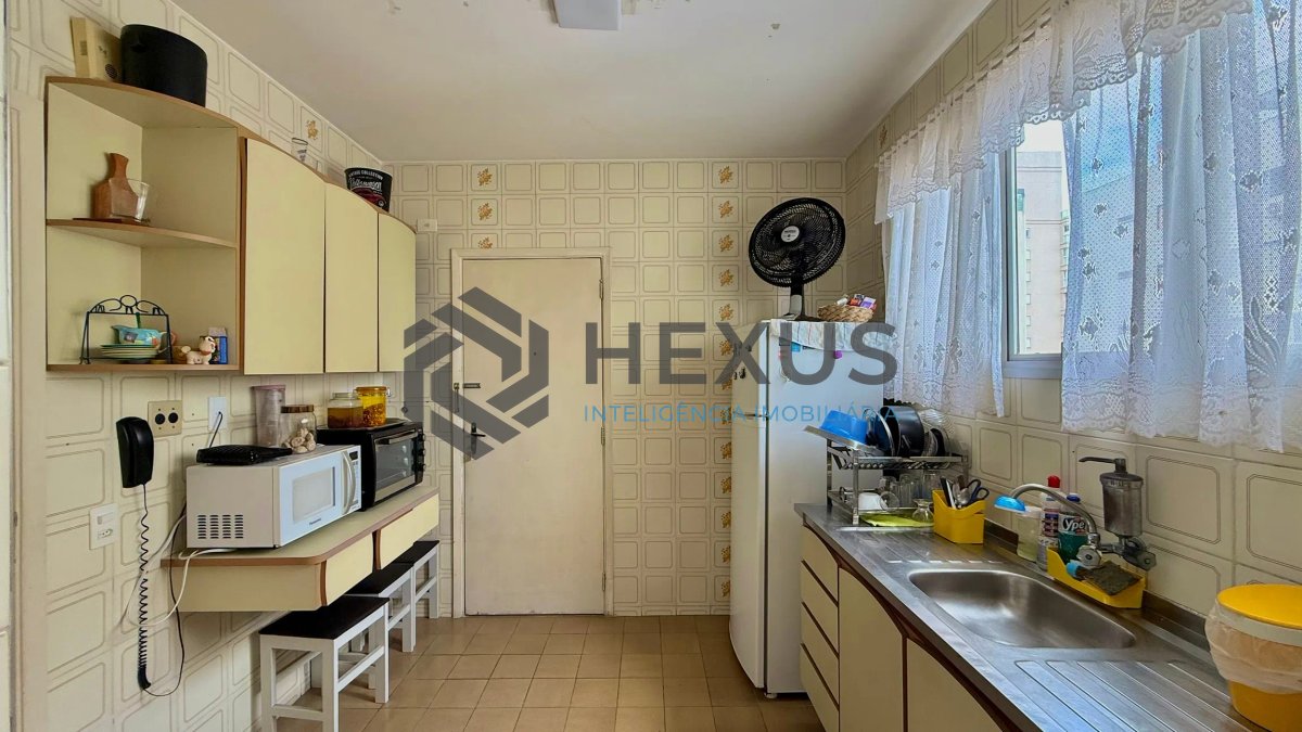 Foto 11 de Apartamento com varanda e lazer a 200m da praia nas Pitangueiras, Guarujá