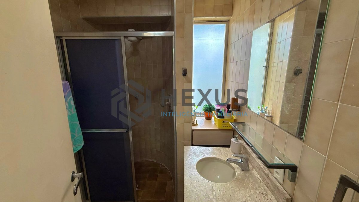 Foto 13 de Apartamento com varanda e lazer a 200m da praia nas Pitangueiras, Guarujá