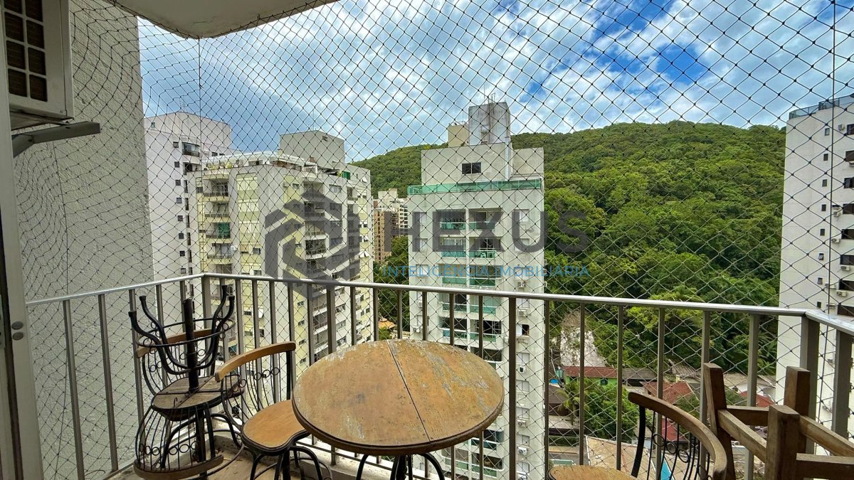 Foto 4 de Apartamento com varanda e lazer a 200m da praia nas Pitangueiras, Guarujá