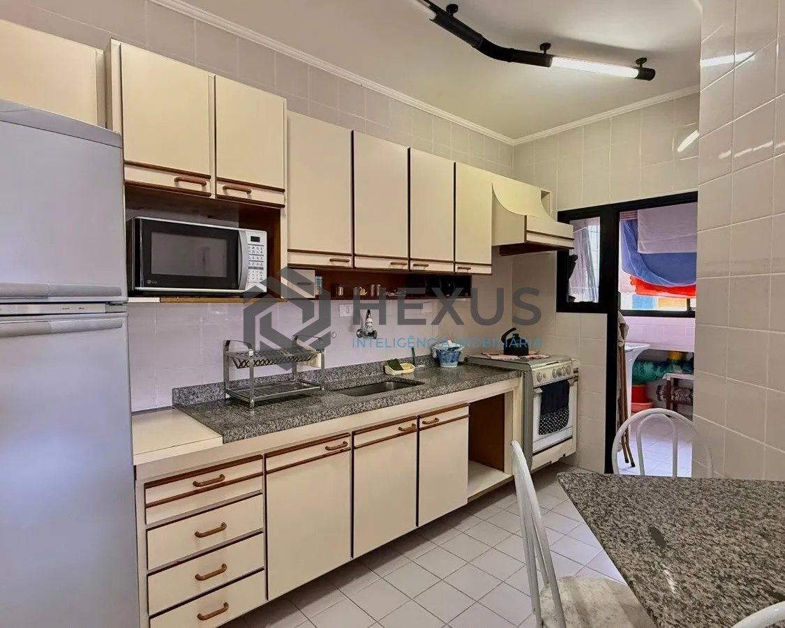 Foto 11 de Apartamento com varanda e lazer a 50m da praia na Enseada, Guarujá