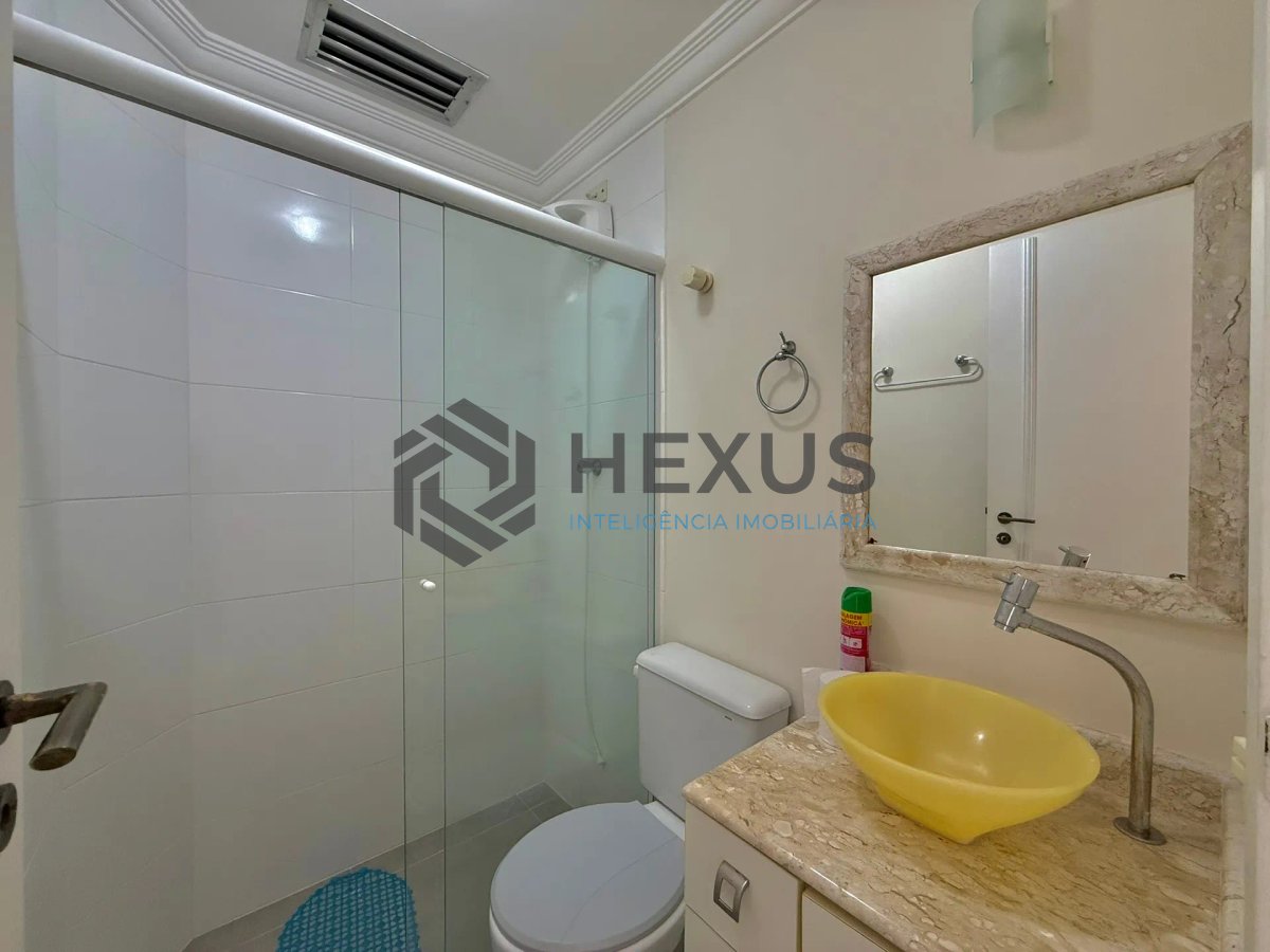 Foto 15 de Apartamento reformado com varanda e lazer a 100m da praia nas Pitangueiras, Guarujá