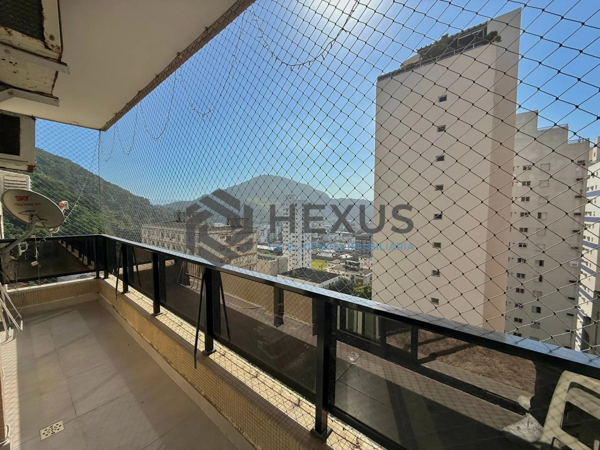 Foto 4 de Apartamento reformado com varanda e lazer a 100m da praia nas Pitangueiras, Guarujá