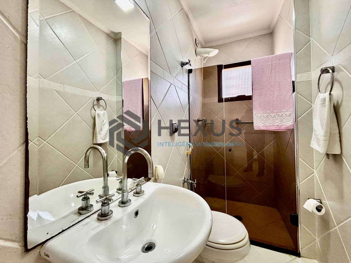 Foto 12 de Apartamento reformado com varanda e lazer a 300m da praia no Jardim Astúrias, Guarujá