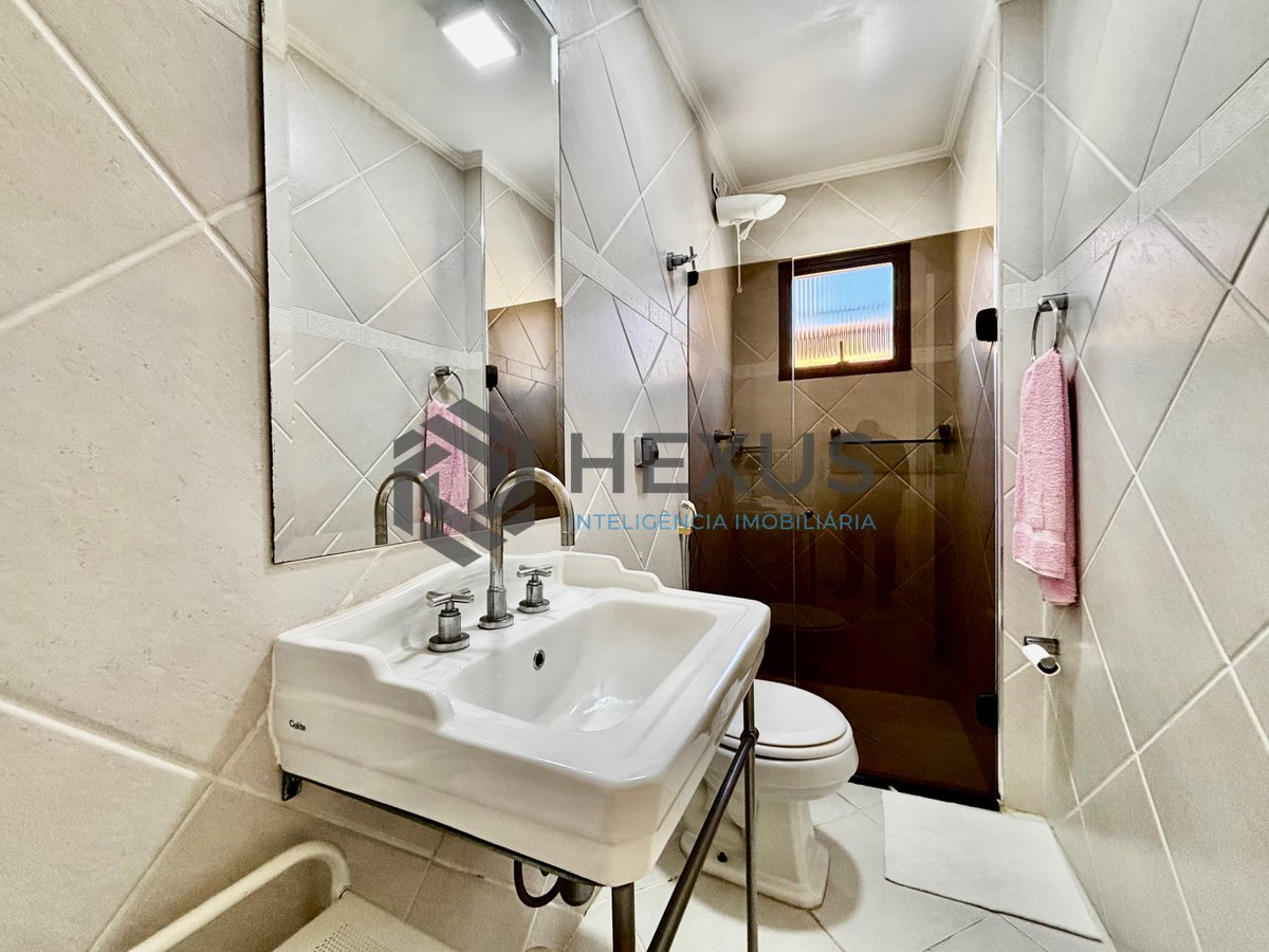 Foto 21 de Apartamento reformado com varanda e lazer a 300m da praia no Jardim Astúrias, Guarujá
