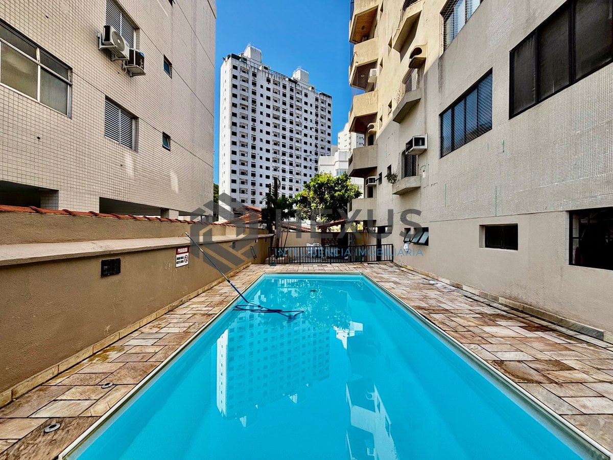 Foto 4 de Apartamento reformado com varanda e lazer a 300m da praia no Jardim Astúrias, Guarujá