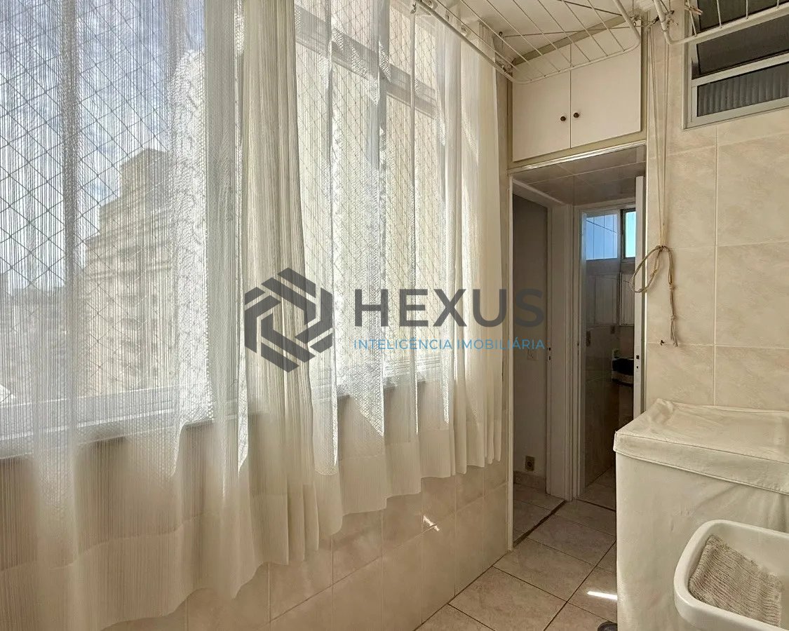 Foto 16 de Apartamento com varanda vista mar a 50m da praia nas Pitangueiras, Guarujá
