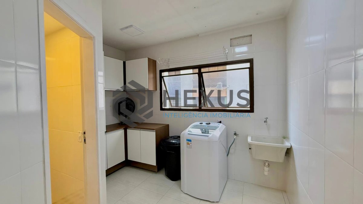 Foto 19 de Apartamento com varanda e lazer a 200m da praia nas Pitangueiras, Guarujá