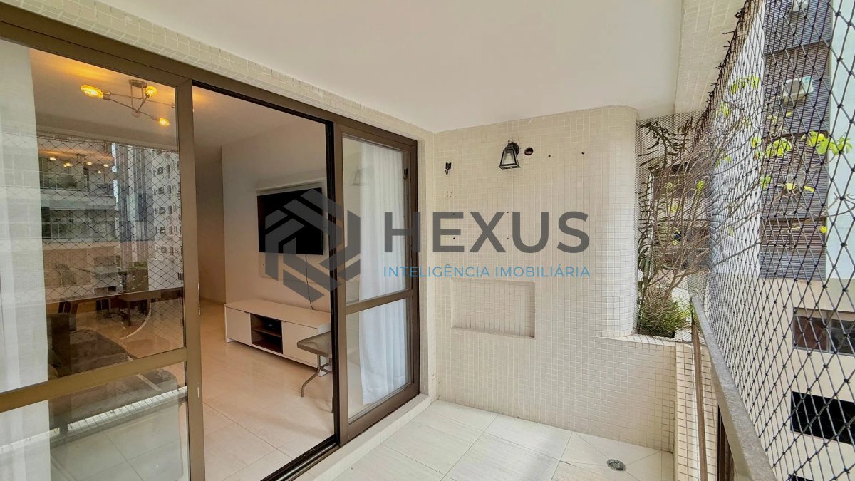 Foto 3 de Apartamento com varanda e lazer a 200m da praia nas Pitangueiras, Guarujá