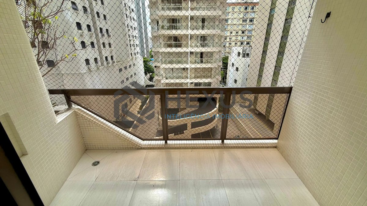 Foto 4 de Apartamento com varanda e lazer a 200m da praia nas Pitangueiras, Guarujá