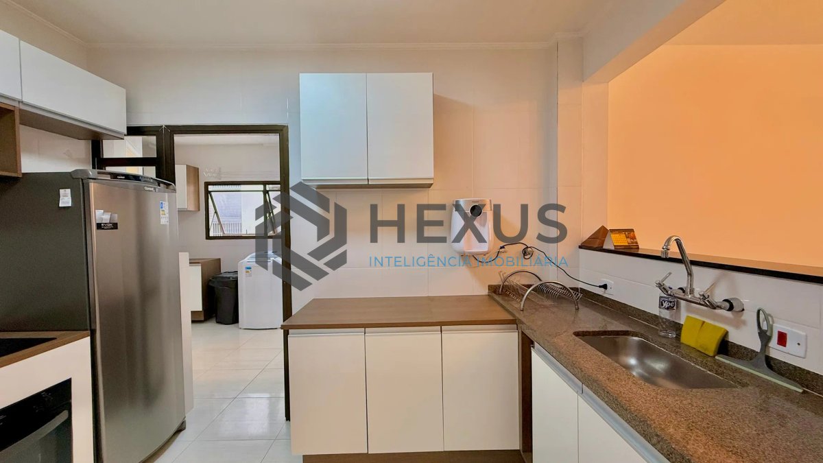 Foto 9 de Apartamento com varanda e lazer a 200m da praia nas Pitangueiras, Guarujá