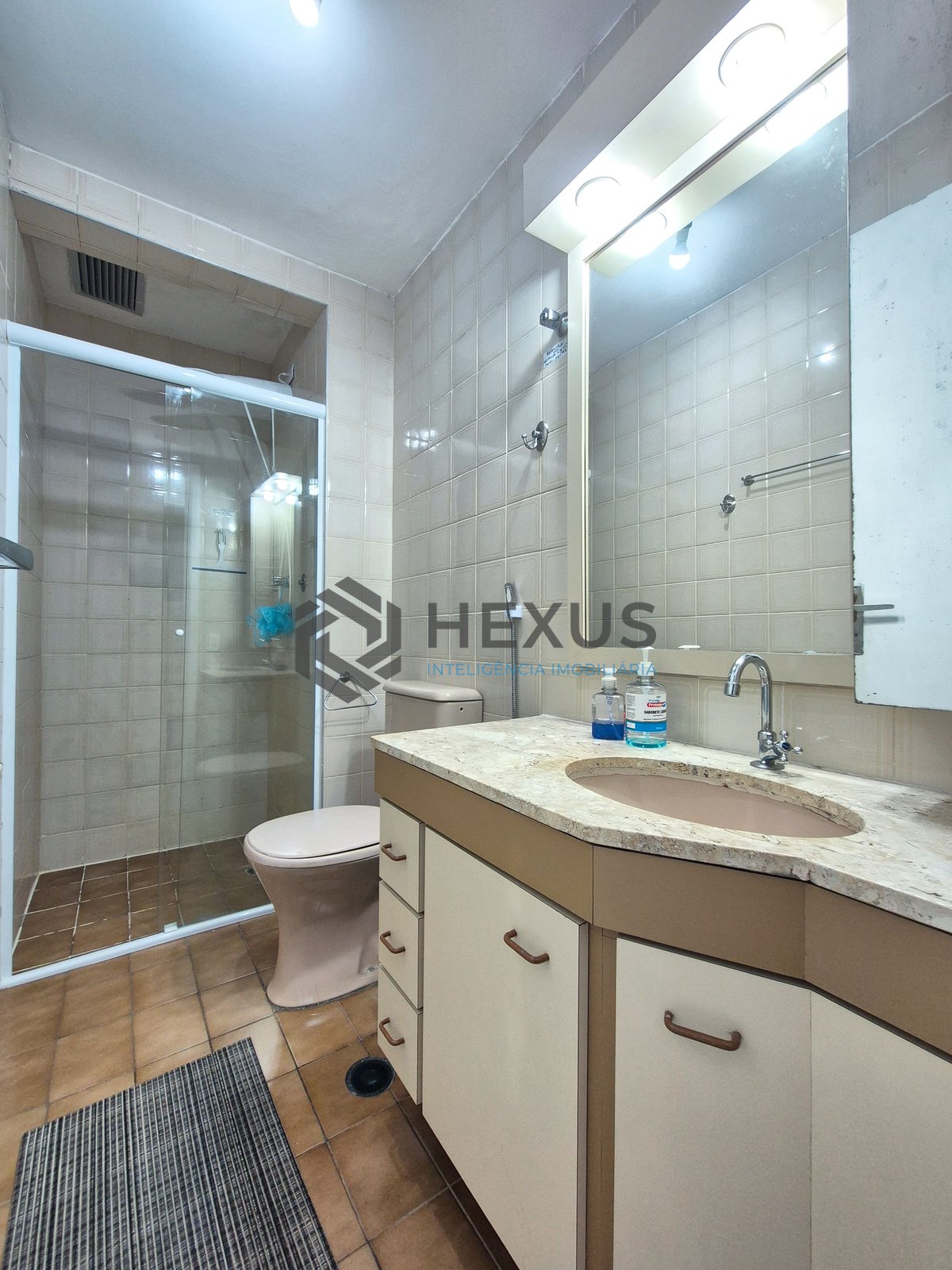 Foto 18 de Apartamento com varanda e lazer nas Pitangueiras, Guarujá