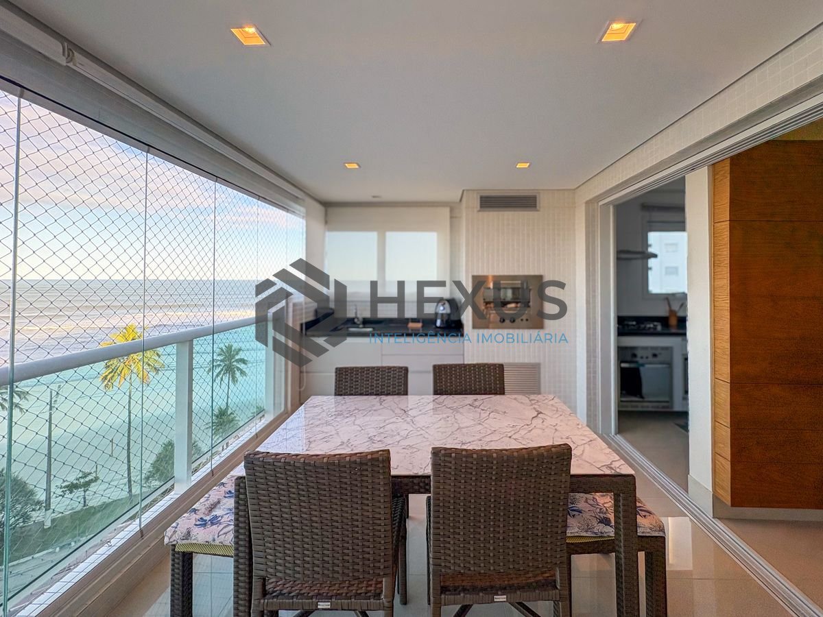 Foto 2 de Apartamento reformado com varanda vista mar e lazer na beira mar da Enseada, Guarujá