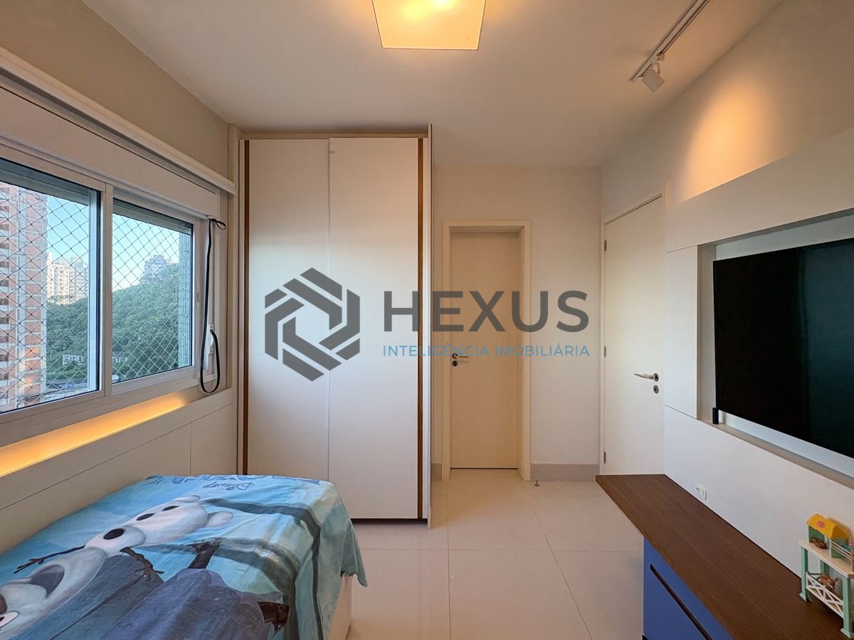 Foto 14 de Apartamento reformado com varanda vista mar e lazer na beira mar da Enseada, Guarujá