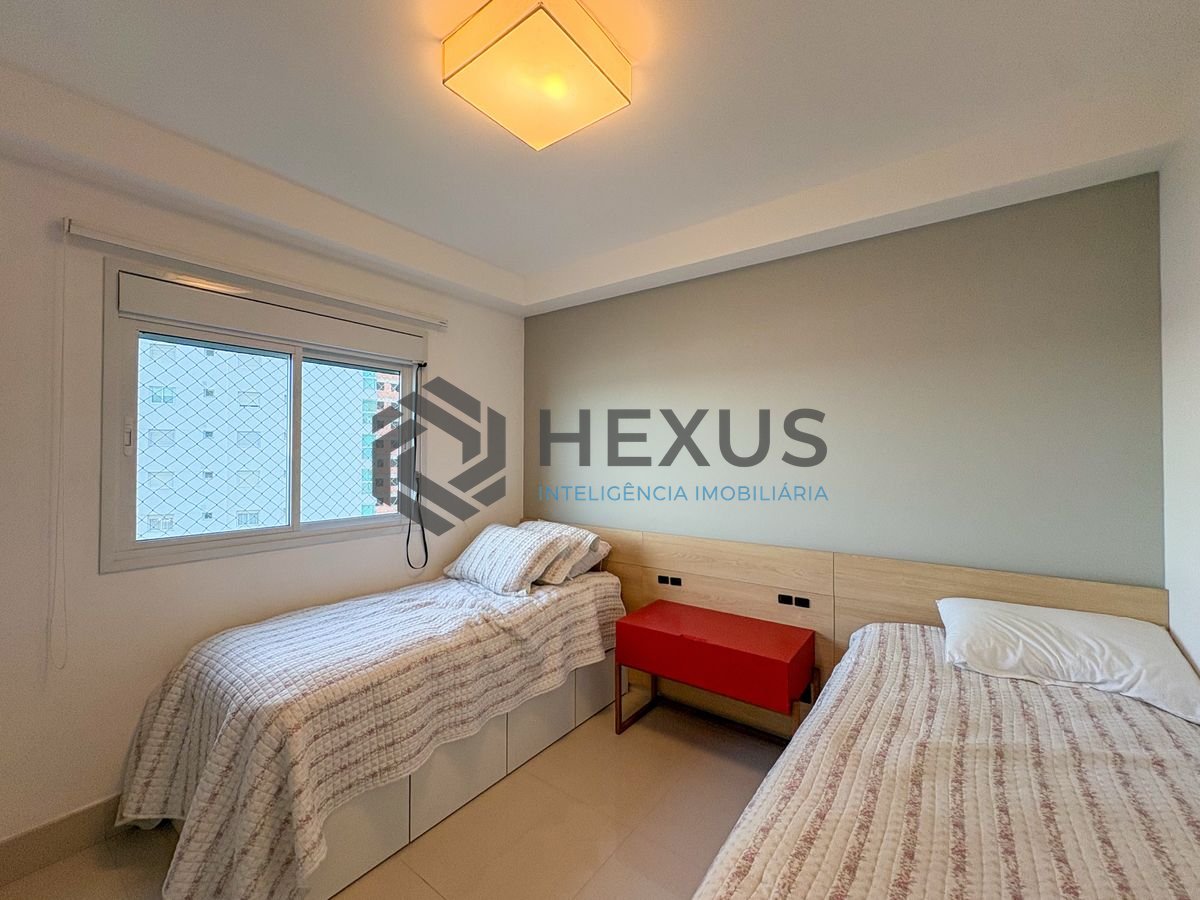 Foto 16 de Apartamento reformado com varanda vista mar e lazer na beira mar da Enseada, Guarujá