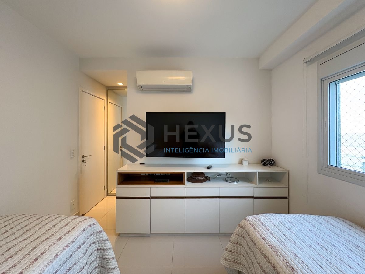 Foto 18 de Apartamento reformado com varanda vista mar e lazer na beira mar da Enseada, Guarujá
