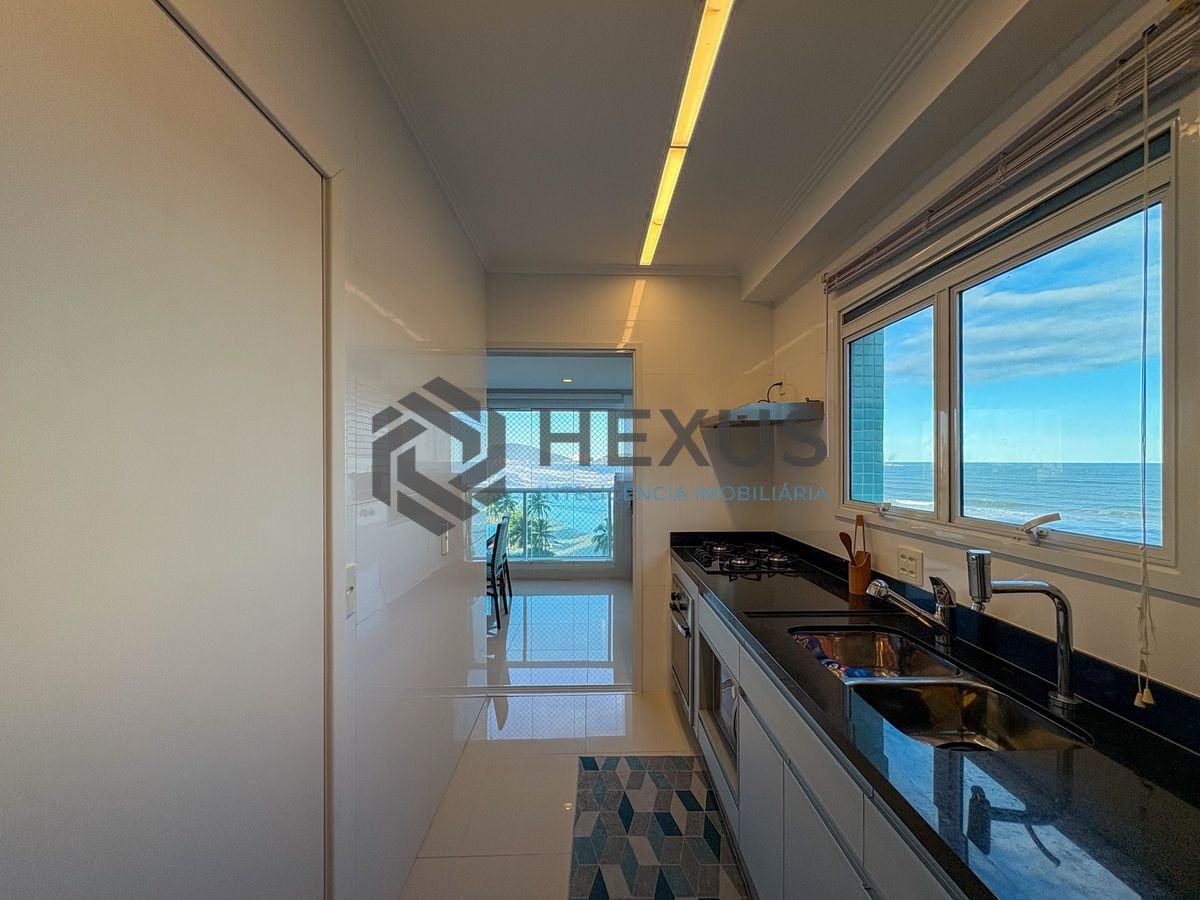 Foto 25 de Apartamento reformado com varanda vista mar e lazer na beira mar da Enseada, Guarujá
