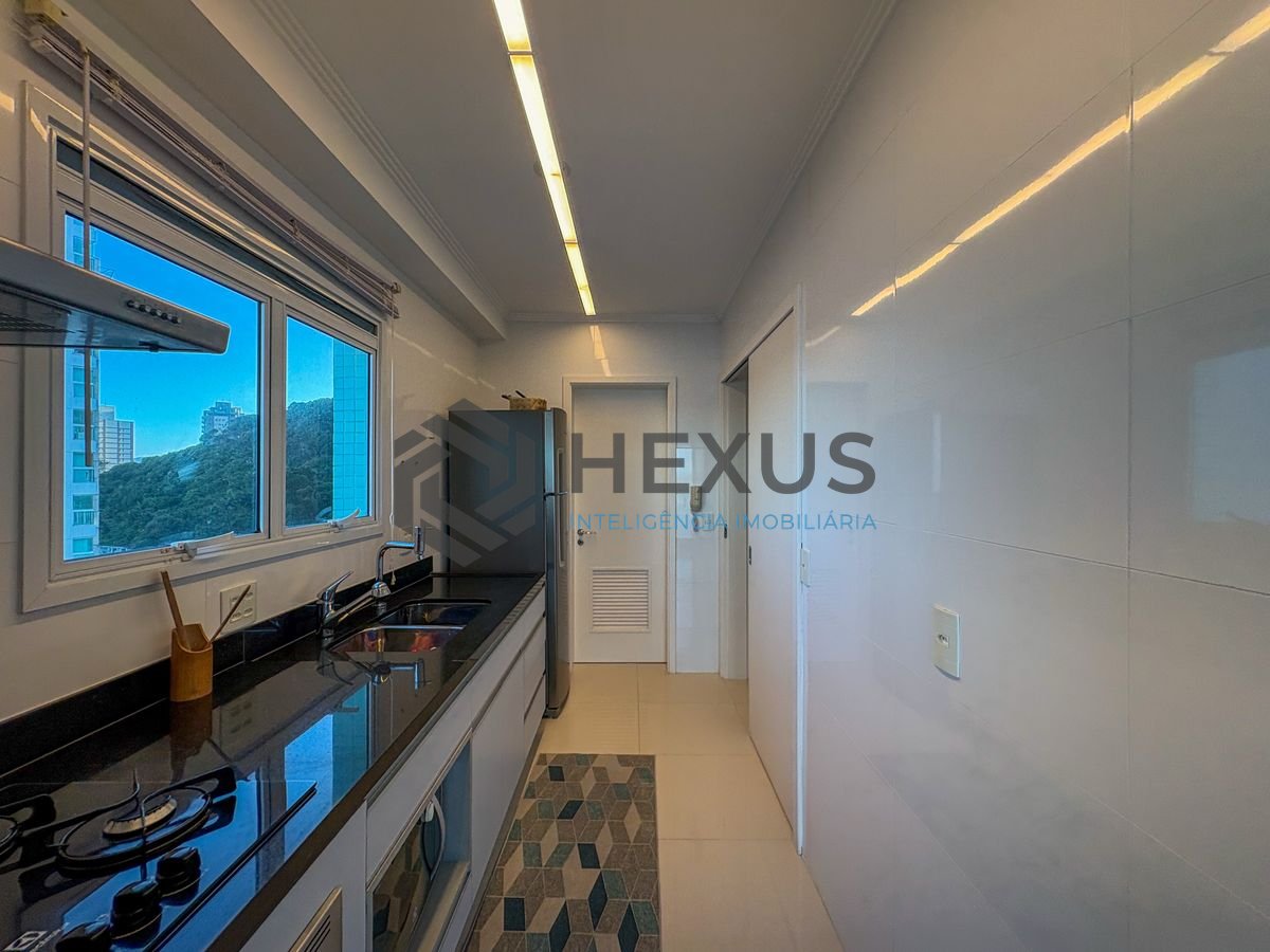 Foto 27 de Apartamento reformado com varanda vista mar e lazer na beira mar da Enseada, Guarujá