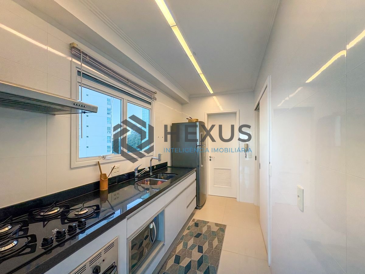 Foto 28 de Apartamento reformado com varanda vista mar e lazer na beira mar da Enseada, Guarujá