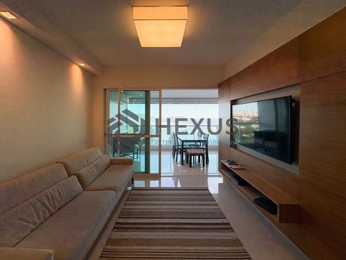 Foto 9 de Apartamento reformado com varanda vista mar e lazer na beira mar da Enseada, Guarujá