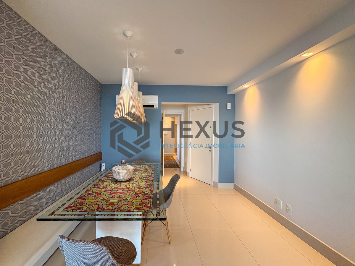Foto 10 de Apartamento reformado com varanda vista mar e lazer na beira mar da Enseada, Guarujá
