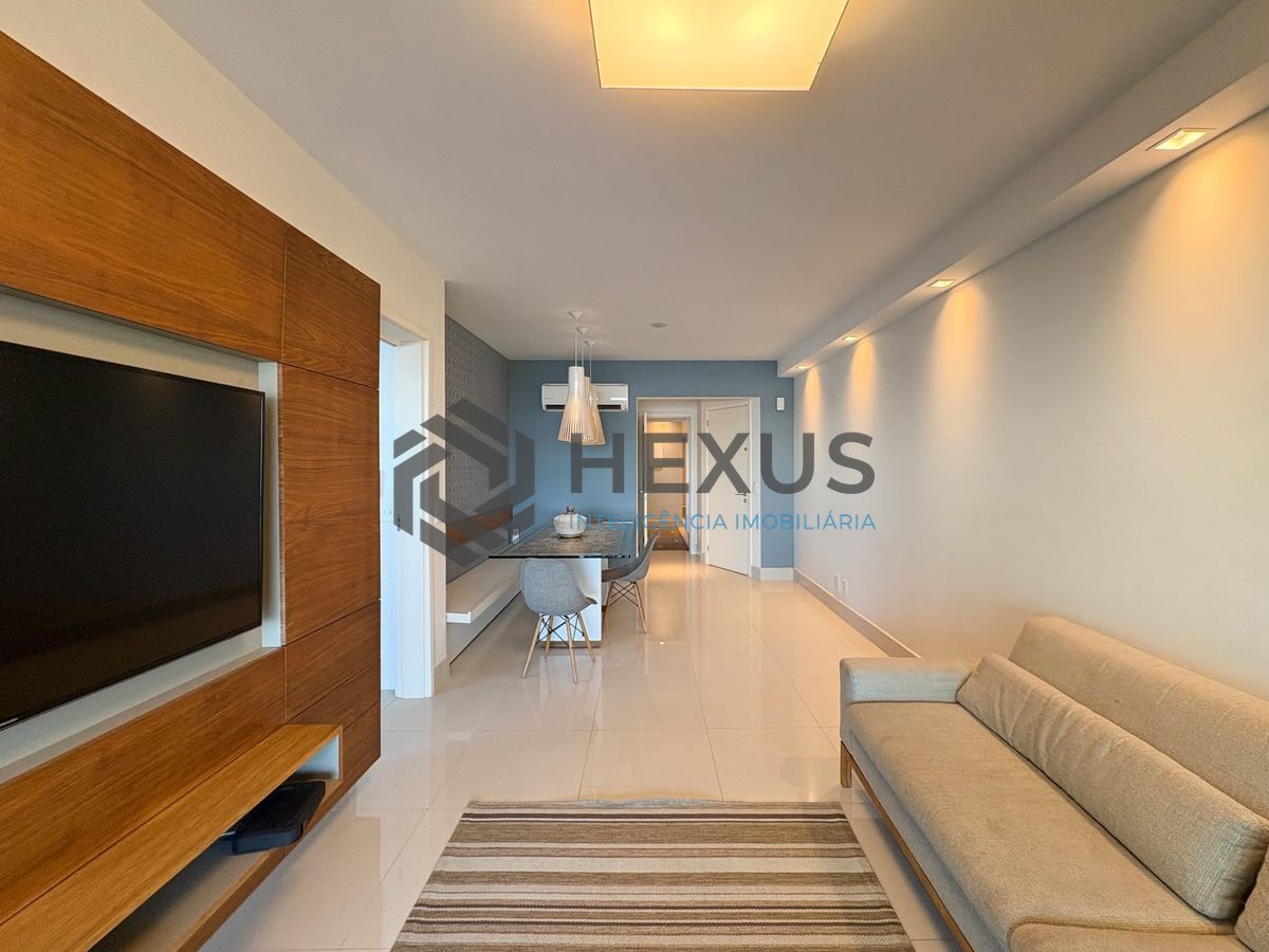 Foto 5 de Apartamento reformado com varanda vista mar e lazer na beira mar da Enseada, Guarujá