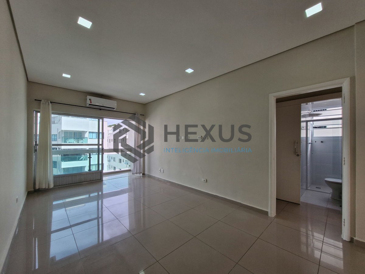 Foto 2 de Apartamento reformado com varanda vista mar a 1 quadra da praia nas Pitangueiras, Guarujá