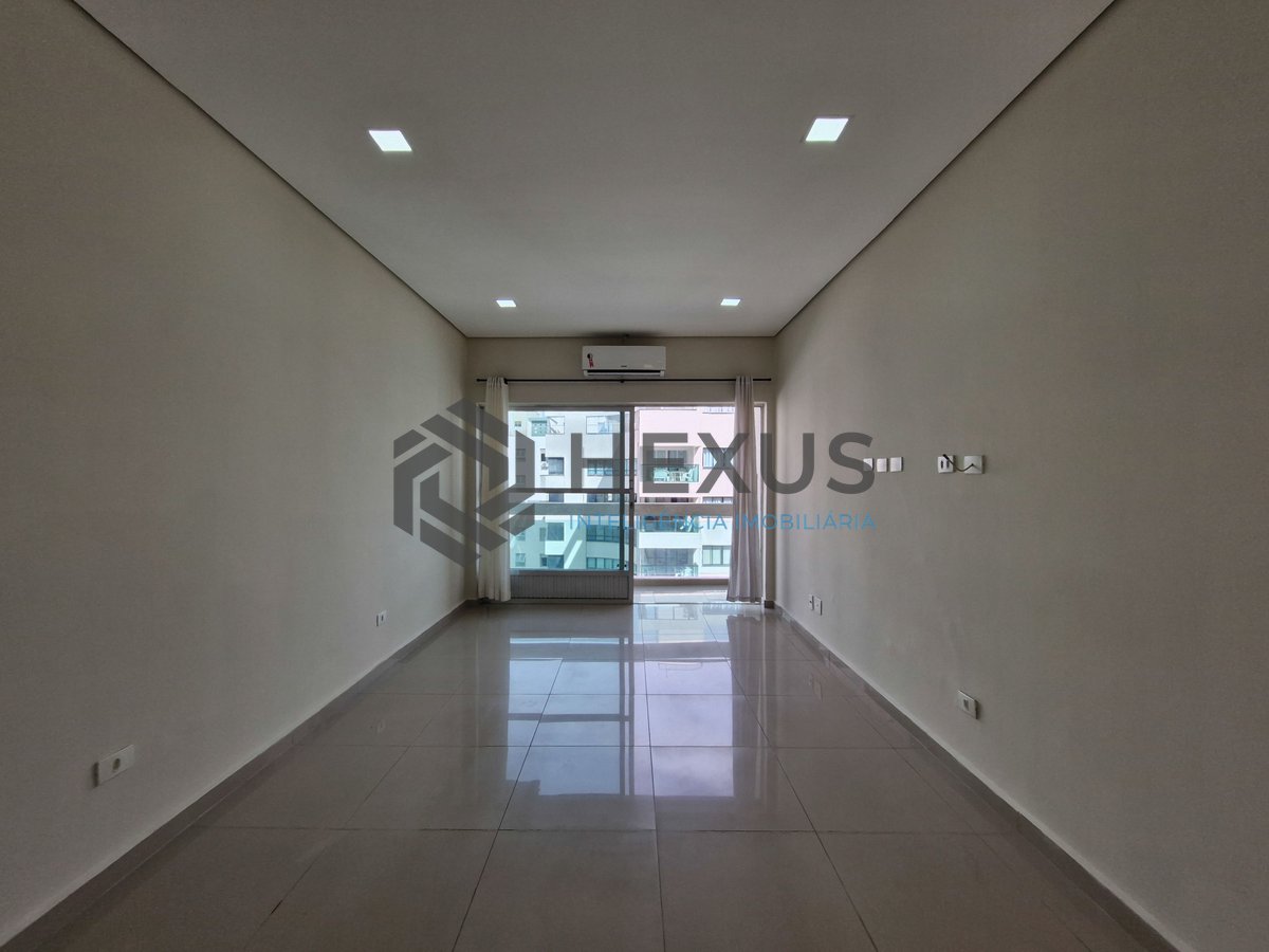 Foto 3 de Apartamento reformado com varanda vista mar a 1 quadra da praia nas Pitangueiras, Guarujá