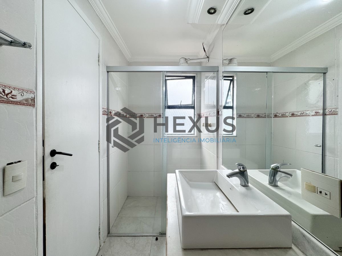 Foto 23 de Apartamento com varanda e lazer a 100m da praia nas Pitangueiras, Guarujá