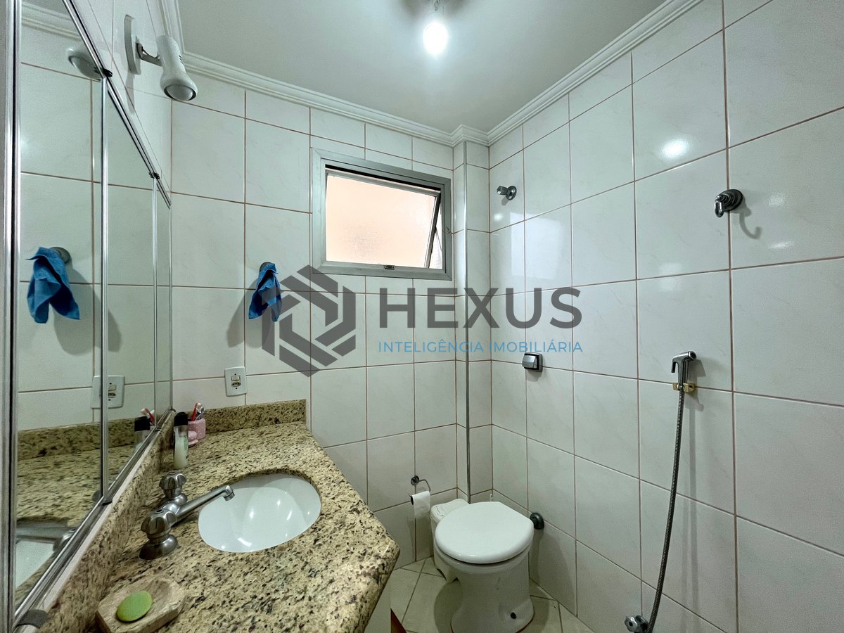 Foto 20 de Apartamento com varanda vista mar a 1 quadra da praia nas Pitangueiras, Guarujá