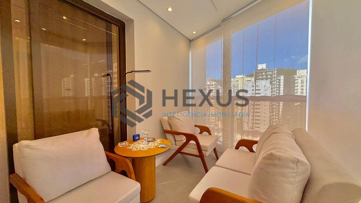 Foto 12 de Apartamento reformado com varanda e lazer a 300m da praia nas Pitangueiras, Guarujá
