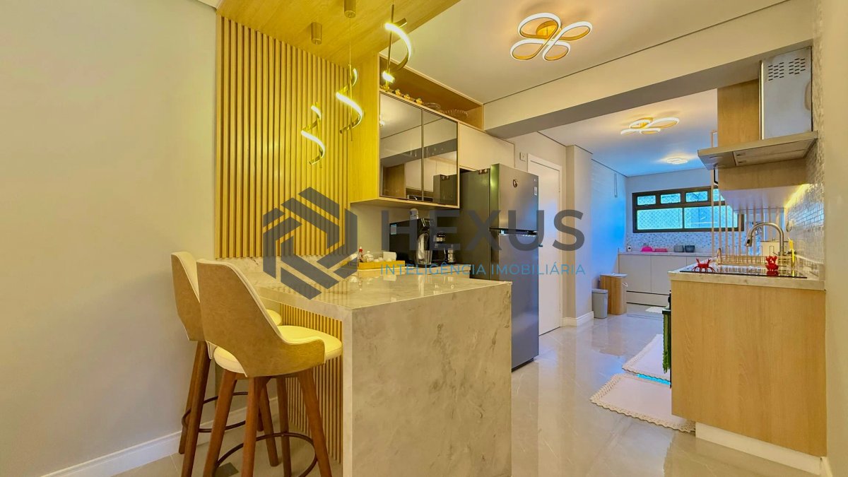 Foto 19 de Apartamento reformado com varanda e lazer a 300m da praia nas Pitangueiras, Guarujá