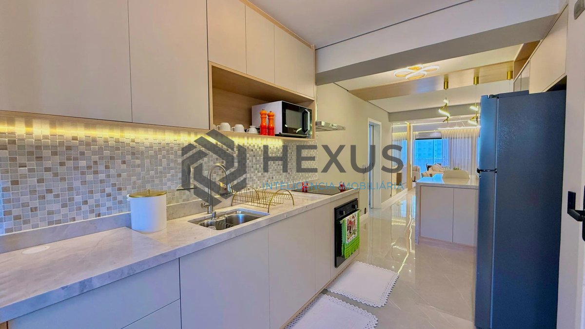 Foto 24 de Apartamento reformado com varanda e lazer a 300m da praia nas Pitangueiras, Guarujá