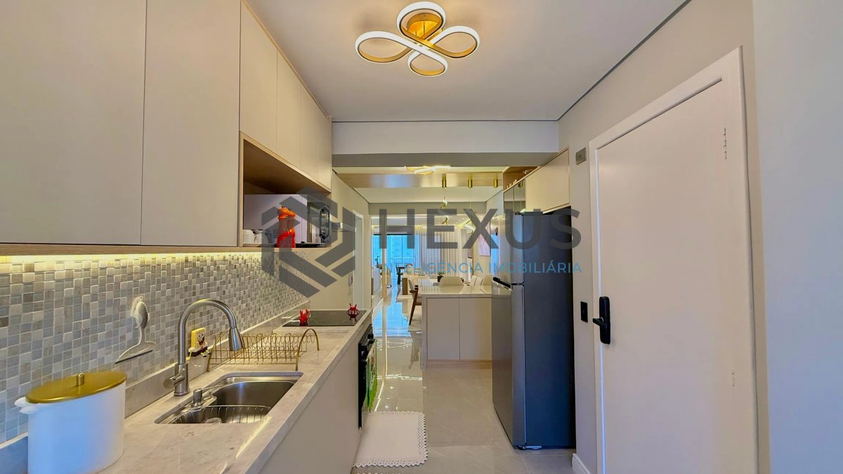 Foto 25 de Apartamento reformado com varanda e lazer a 300m da praia nas Pitangueiras, Guarujá