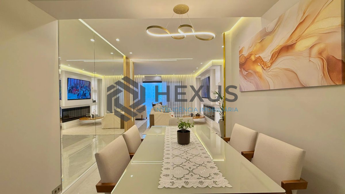Foto 4 de Apartamento reformado com varanda e lazer a 300m da praia nas Pitangueiras, Guarujá