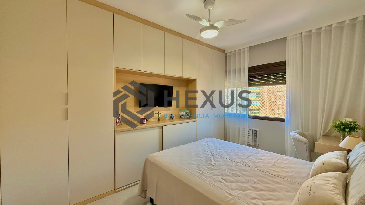 Foto 31 de Apartamento reformado com varanda e lazer a 300m da praia nas Pitangueiras, Guarujá