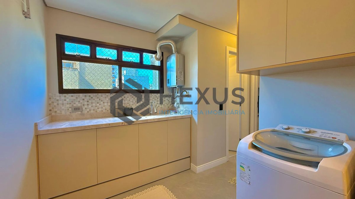 Foto 40 de Apartamento reformado com varanda e lazer a 300m da praia nas Pitangueiras, Guarujá