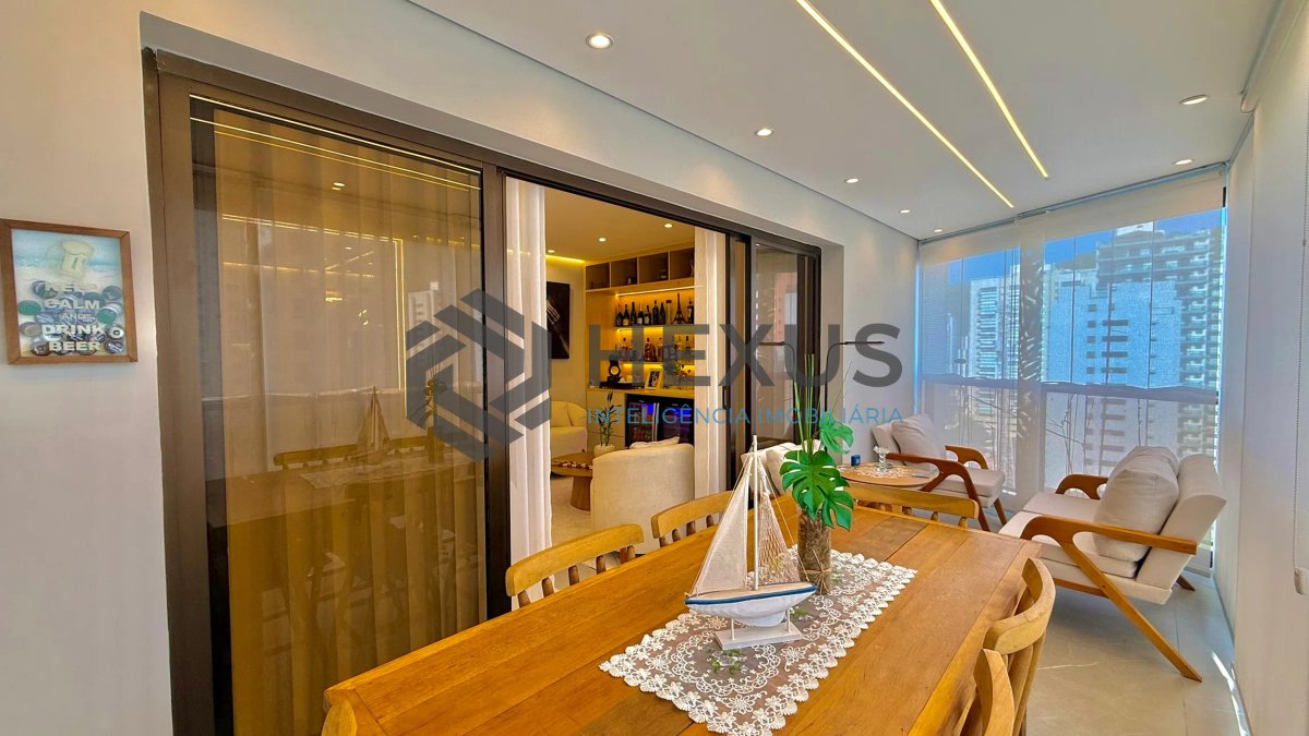 Foto 5 de Apartamento reformado com varanda e lazer a 300m da praia nas Pitangueiras, Guarujá