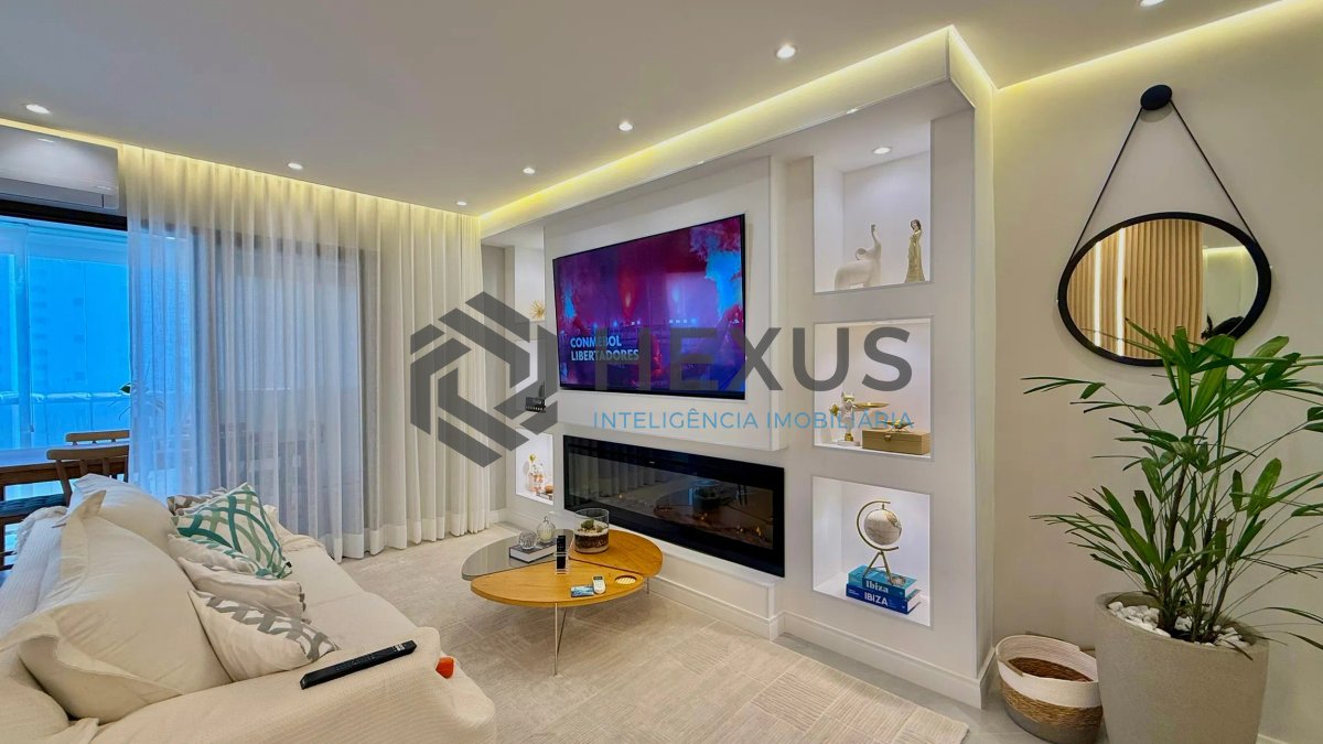 Foto 8 de Apartamento reformado com varanda e lazer a 300m da praia nas Pitangueiras, Guarujá